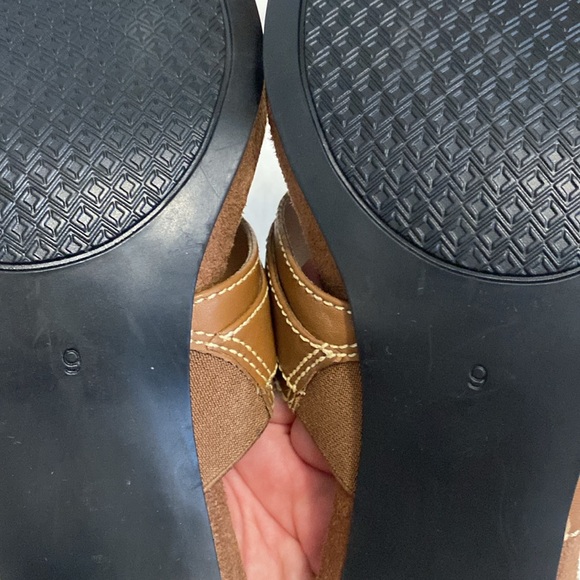Womens size 9 tan leather thong low heeled sandals with buckle on the side. - Picture 6 of 9